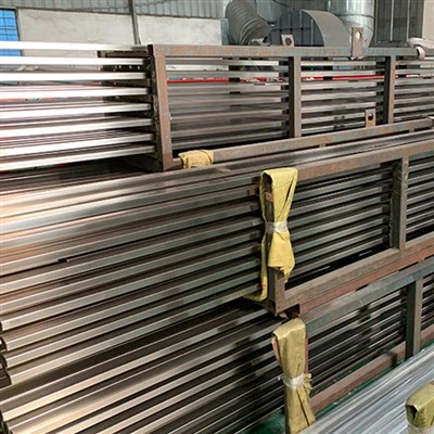 Comment la présence d’oxygène affecte-t-elle la corrosion du Monel 401 ?